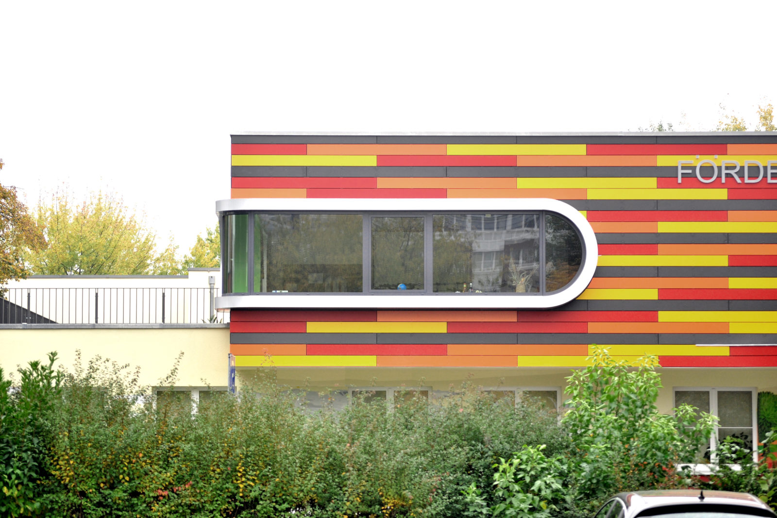 Umbau Werner-Vogel-Schule Leipzig, Lößnig - Außenansicht mit Eckfenster