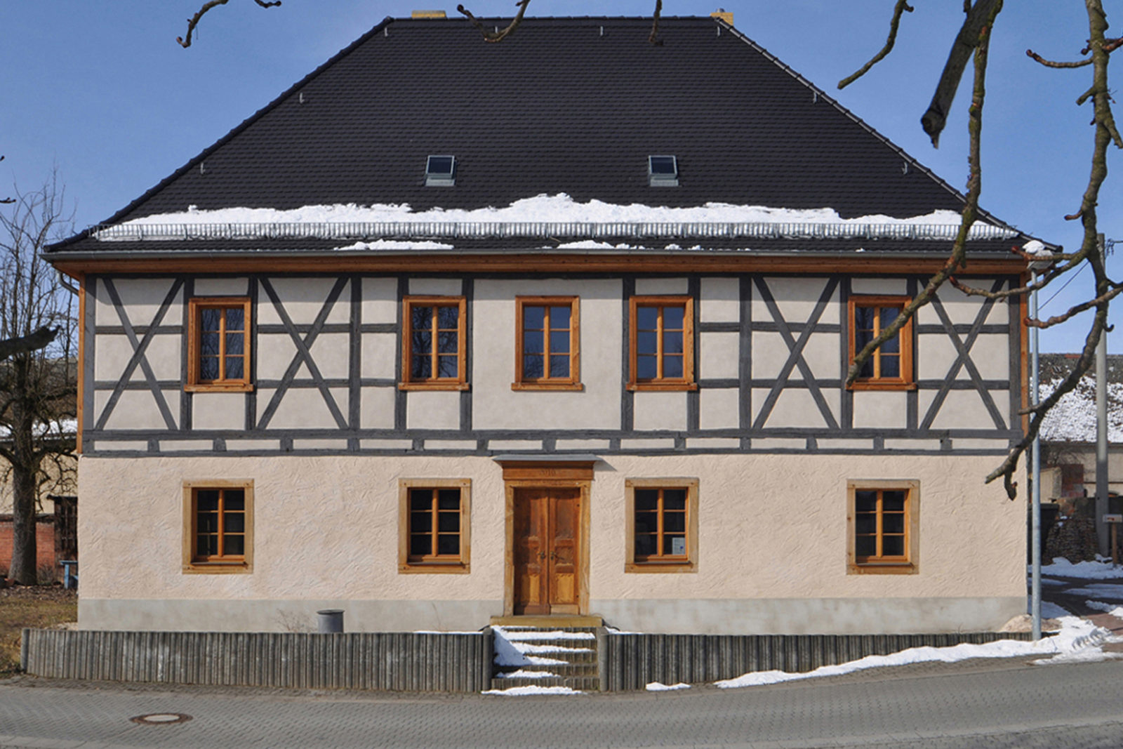 Umbau und Sanierung Baudenkmal Rentmeisterhaus in Püchau - Blick von der Straße